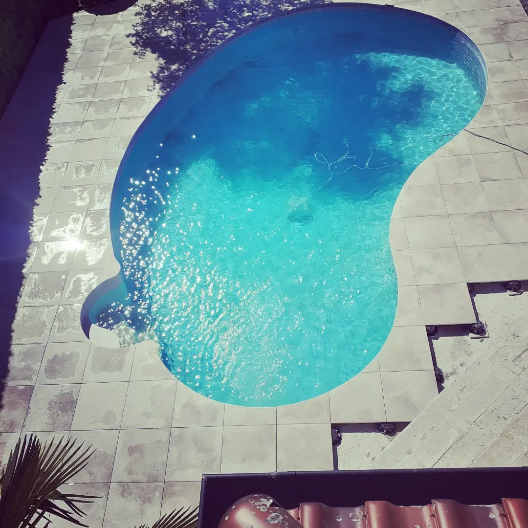 Pool surround clad in ceramic slabs — 