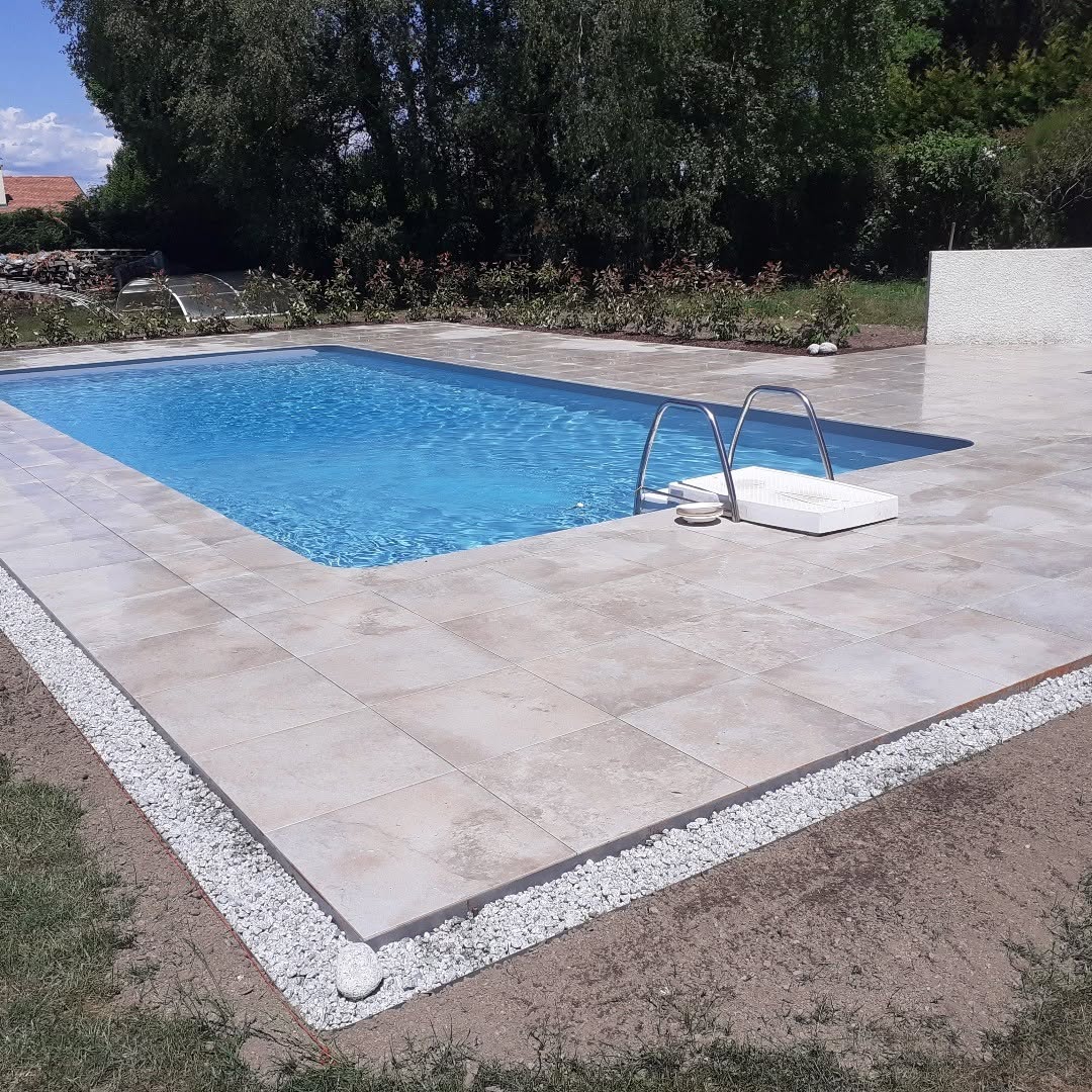 Pool surround in natural stone slabs