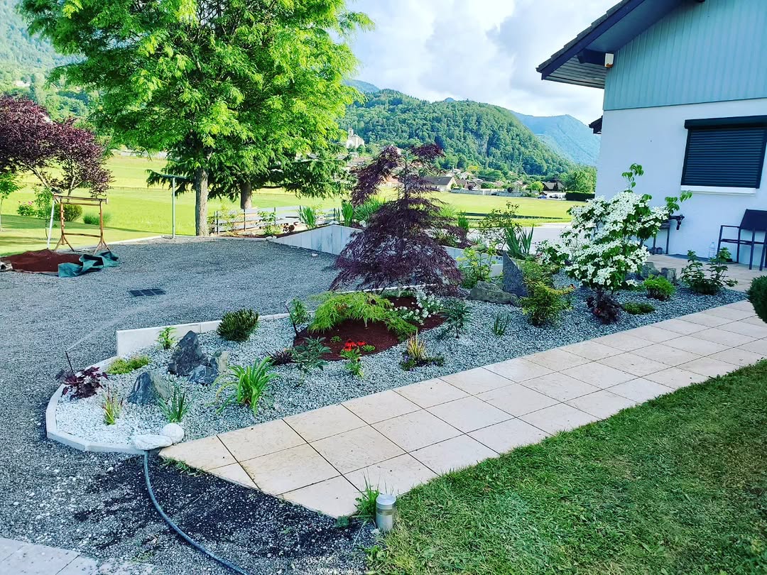 Small planting and mineral decoration